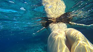 Stunning Girl Swims Nude on Public Beach