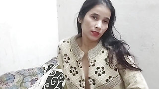 Desi aunty ko saman dene ke bahane pel diya