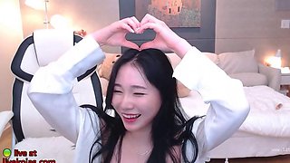 Beautiful Korean babe sensual show