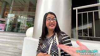 Thick Ass Milf With Smooth Pussy On Tuk Tuk Patrol