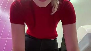 Russian camwhore Baravisha in a mall, toilet