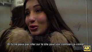 Debt4k. la chatte juteuse d'une jeune fille enduit suffisamment