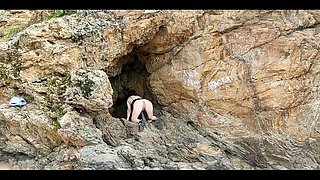 The Girl Dared to Run Naked on the Beach and Show Her Butt