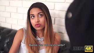 Debt4k. coquette entintada Roxy Lips utilizada por el agente de préstamos para todas sus deudas