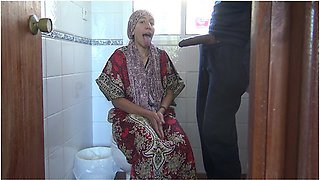 Kurdish Turkish Milf Sucks Her First Big Black Cock During Her Lunch Break