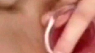 MILF Siendo Masturbada Y Abriendo Su Rico Chocho Con Juguete De 25cm En Primer Plano