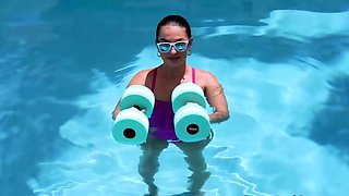 Oiled hottie blows personal trainer outside by the pool