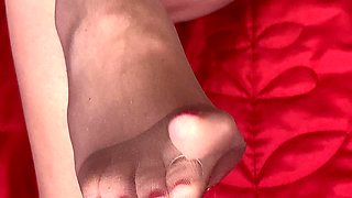 Mrs Mature Feet Boobs Out in Very Old Work Tights