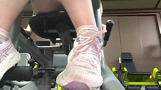 Squirting and Masturbate in the Gym