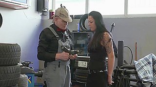 Workshop New Rubbers: Sexy Brunette Loves To Blowjob