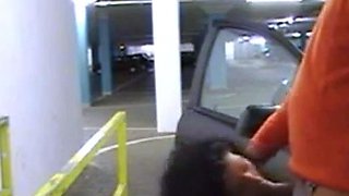 Deutscher Amateur-Blowjob im Parkhaus