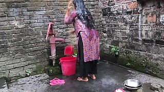 I See Aunty Taking a Bath Naked in the Washroom I Hugged Her and Started Fucking Her in the Ass