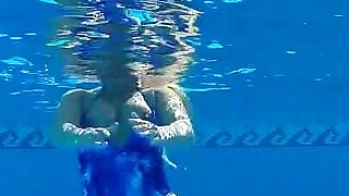 Mit Neuem Badeanzug Im Pool