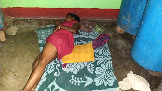 Aunty Ji Ko Raat Me Jamin Me Patak Ke Maje Se PeLa
