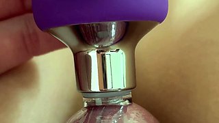 Bubble butt amateur goes solo with a toy in the powder room