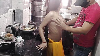 Kichen me step sister ko piche se pakad ke pel diya