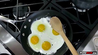 Cooking breakfast stepmom deepthroated my hard cock