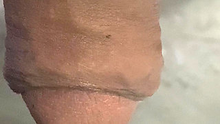 In the bathroom, there was a cock that was getting an erection, only knowing how to endure it, not having to do it