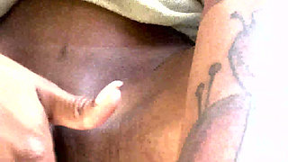 Tattooed Ebony Cali Sweets Rubs Her Wet Pussy on Cam