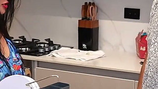 Colombiana Tetona Se Folla a Su Hermanastro En La Cocina Sin Que Nadie Se Entere
