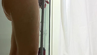 Natural Beauty Shaves Her Pussy