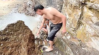 Gorgeous YOUNG COLLEGE GIRL goes to the river after her classes and meets A STRANGER AND ENDS UP FUCKING OUTDOORS IN COLOMBIA!