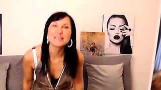 Brunette solo masturbation on webcam