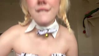 una joven vestida de vaquita sexy juega con sus juguetes frente a la camara