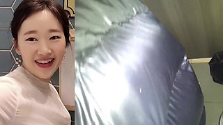 Yi Yuna Parttime Blowjob in a Toilet Enclosure