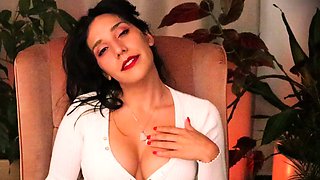 Pretty and Sexy Webcam Babe Finger Fucks Solo