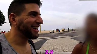 Favela fica uma maravilha depois de massagem na praia de