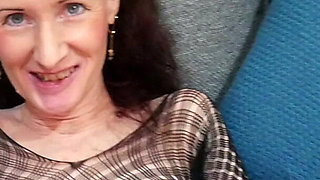 Scarlet Louise Pussy Reveal Photoshoot