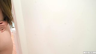 Jessie Wylde & Veronica Kirei: Amateur lesbian sex with pussy play and face sitting