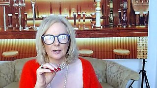 Big boob brunette masturbates on webcam