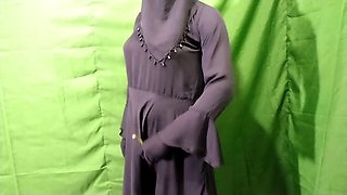 Indian housewife Desi-Queen1 gets stroking and chatting dirty in the bedroom