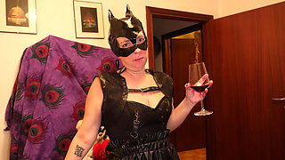 Kika Kiki und Ziliam: Strapon and fisting action with a human table slave
