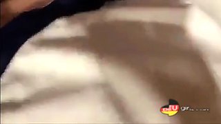 Deutsche MILF gibt im Aufzug einen Deep Throat Blowjob