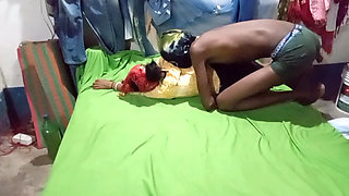 Desi Aunty k saath hot gand ki romantic video only kissing