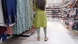 Behenchod Pelne ke liye Shopping Mall se hi ladki ko pata kar legaya pelne ke liye
