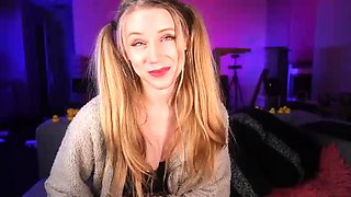 Sexynympho webcam model uses toy on clit to masturbate