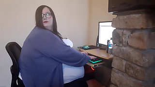 SSBBW worker at the office after dark