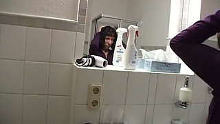 Petite slut pleasure her wet cunt under shower
