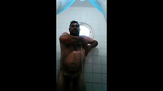 Osito caliente con una gran polla se ducha y se pajea.