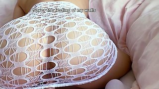 Naked amateur webcam girl fingering her pussy live on camera
