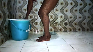 Indian Tamil Hot Wife Saranya Bath Show