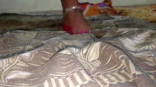 Padosi Bhabhi ko sote time chupke se utha kar chodne ke liye ready kiya