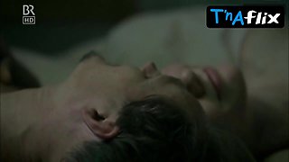 Sandra Huller Bum, Orbs Sequence in Uber Uns Das All