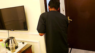 Sister-in-law Saw Sister-in-law Hiding in the Bathroom and Taking a Bath
