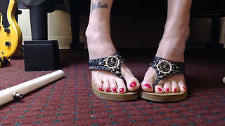 Red Nails Black Elegant Guess Flipflops