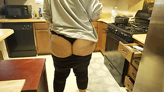 1 Big Booty Anal Queen Clean Ktichen